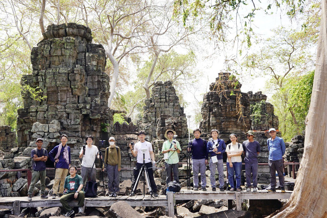 02_group photo of 3D survey team.jpg
